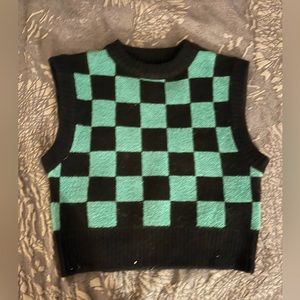 Green and black semi cropped forever 21 sweater vest